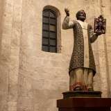 Spostandoci nella navata destra, a dominare la scena � una statua di San Nicola con le braccia spalancate, la veste vescovile indosso e le tre palle d�oro che poggiano sulla Bibbia nella mano sinistra